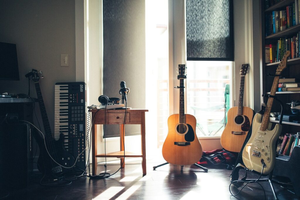 Dr Hackenbush – zespół, który wymyka się klasyfikacjom several guitars beside of side table