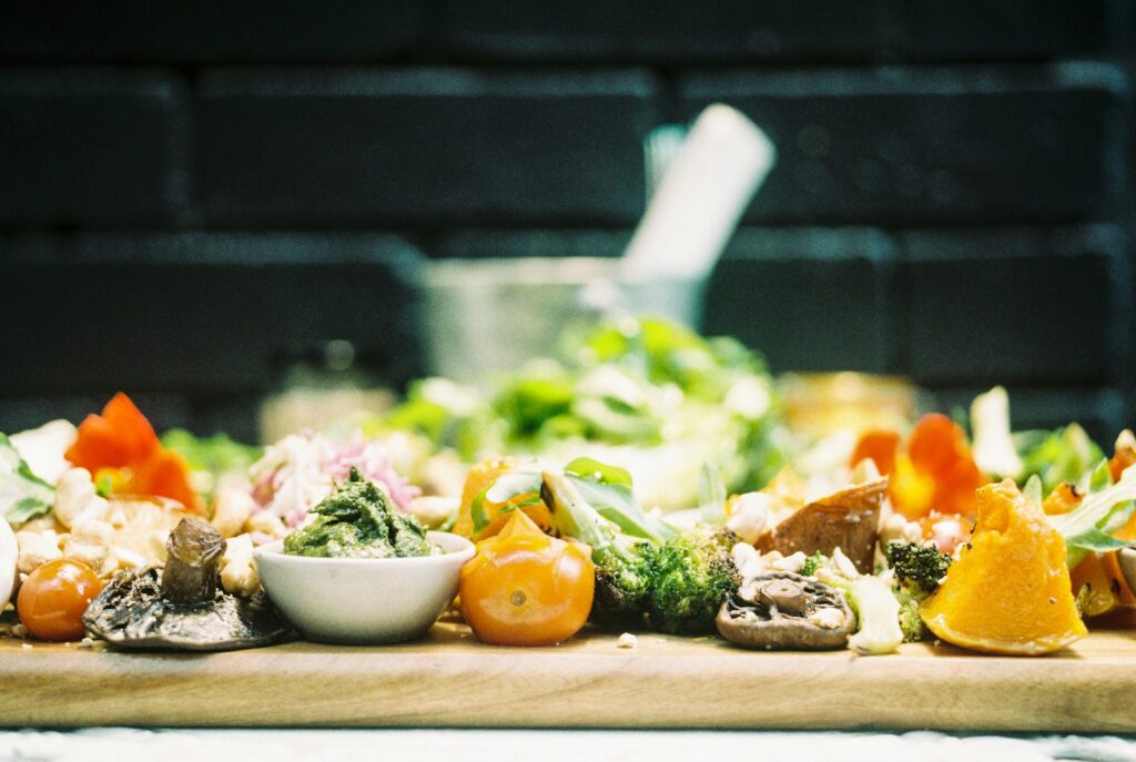 Gdzie wyrzucać resztki jedzenia – praktyczny przewodnik po segregacji bioodpadów selective focus photography of tray of food