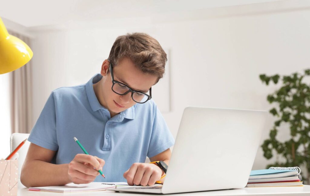 Laptop szkolny w domowej sieci – bezpieczna konfiguracja przed początkiem roku szkolnego